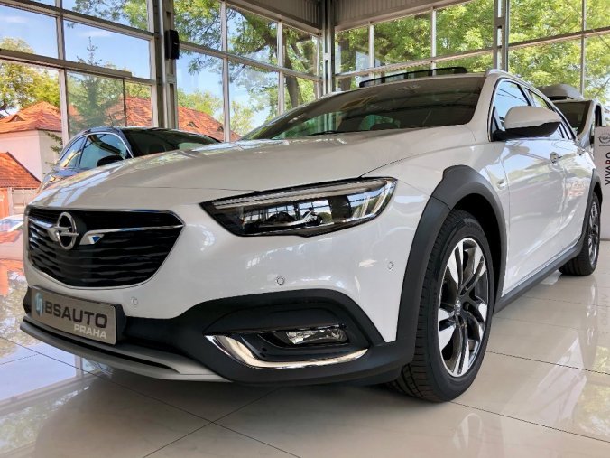 Opel Insignia, Country Tourer BiTurbo AT8 4x4, barva bílá