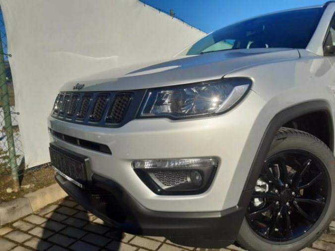 Jeep Compass, 1.3 130 PS NIGHT EAGLE skladem, barva stříbrná