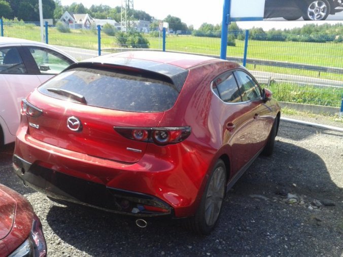 Mazda 3, 2,0i, barva červená