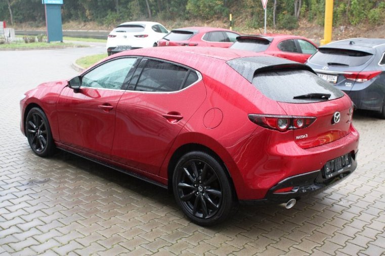 Mazda 3, SKYACTIV-X, barva červená