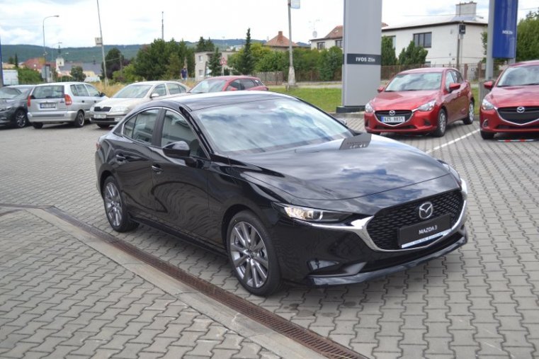 Mazda 3, Skyactiv G122, barva černá