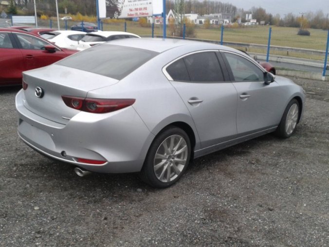 Mazda 3, 2,0i, barva stříbrná