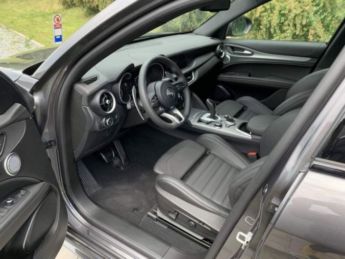 Alfa Romeo Stelvio, 2.0 Turbo 280k Q4 VELOCE, barva šedá