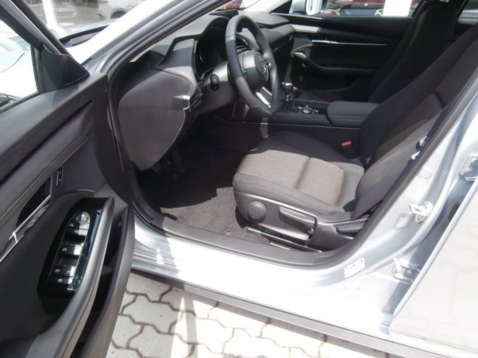 Mazda 3, Skyactiv G122, barva stříbrná