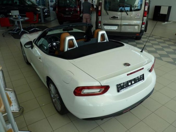 Fiat 124 Spider, 1.4 140k MT Lusso, barva bílá