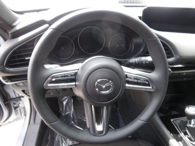 Mazda 3, Skyactiv G122, barva stříbrná