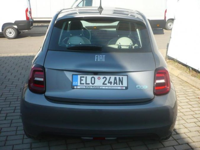 Fiat 500, e 320km La Prima, barva šedá