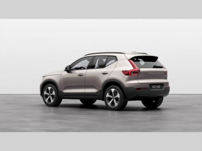 Volvo XC40, B4 2.0L 197+14 HP AT7 FWD ULTI, barva stříbrná