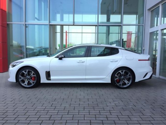 Kia Stinger, 3,3 V6 T-GDI 4x4 8AT GT, barva bílá