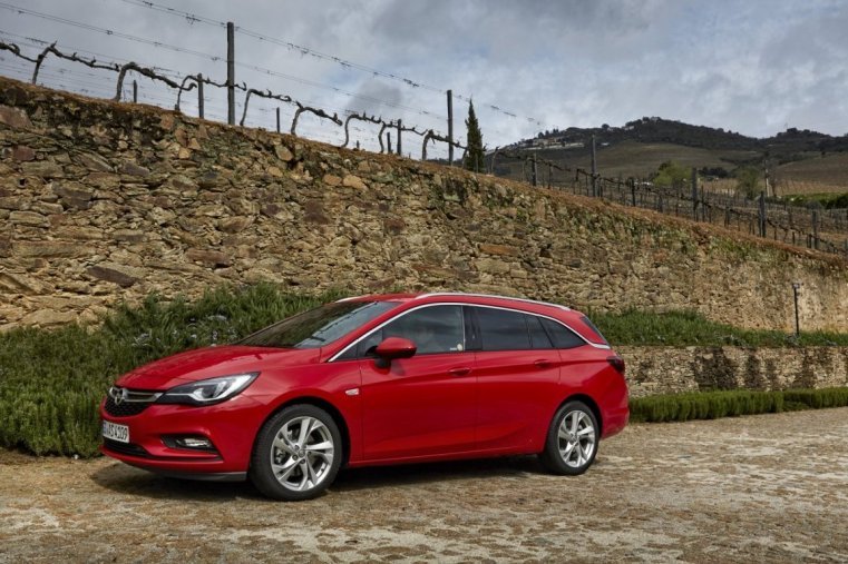 Opel Astra, Sports Tourer Enjoy D 16 DTL, barva červená