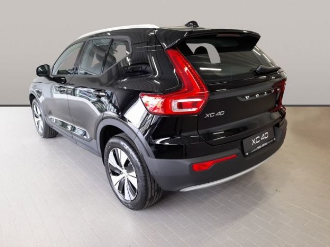 Volvo XC40, T3 1.5L 163 HP MOMENTUM PRO AT, barva černá