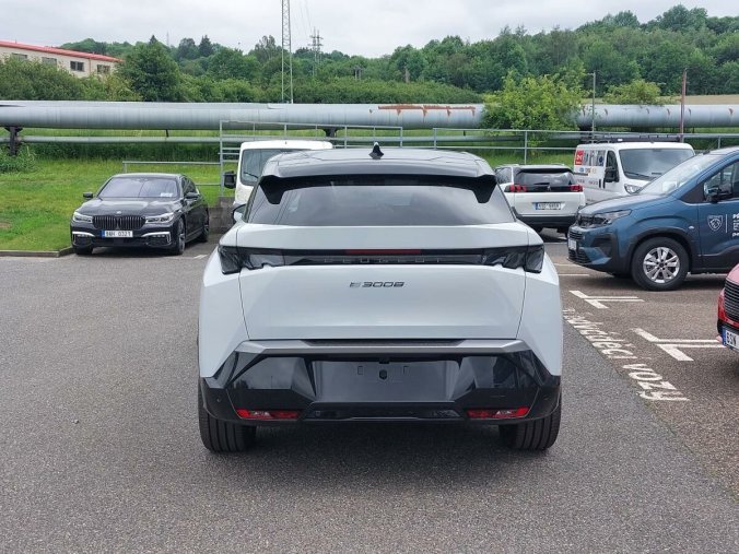 Peugeot 3008, Peugeot 3008 GT Elektromotor 157 kW / 210 k, barva bílá