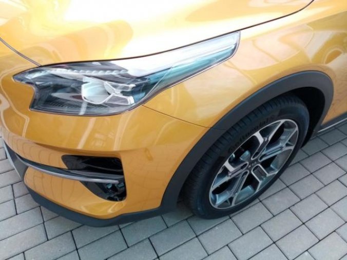 Kia XCeed, 1,6 T-GDi  TOP + paket Premium, barva zlatá