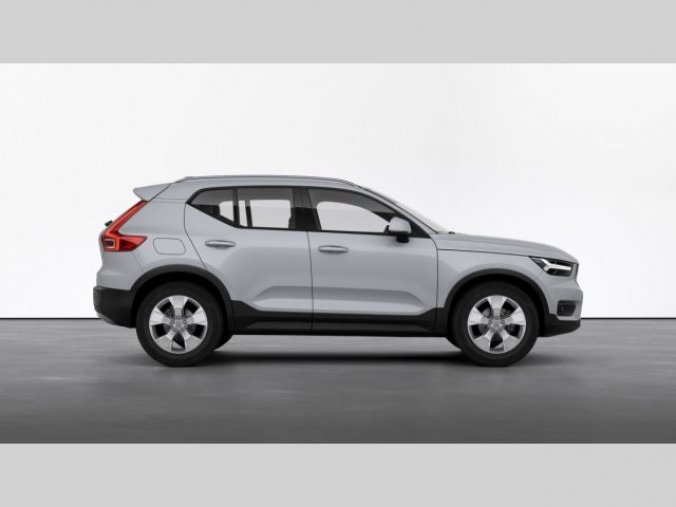 Volvo XC40, T3 1.5L 163 HP MOMENTUM PRO AT, barva stříbrná