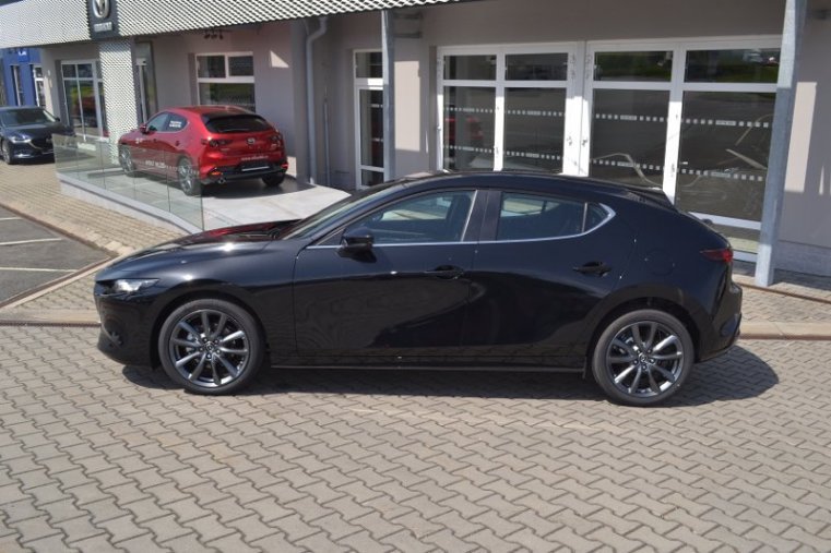 Mazda 3, Skyactiv G122, barva černá