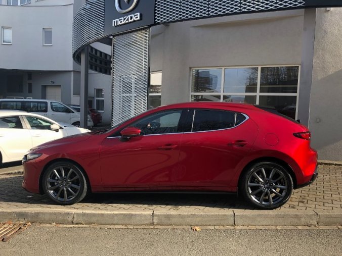 Mazda 3, 2.0i G 122K, barva červená