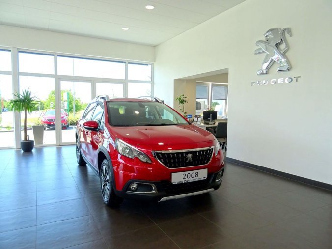 Peugeot 2008, ALLURE 1,2i 82k, barva červená