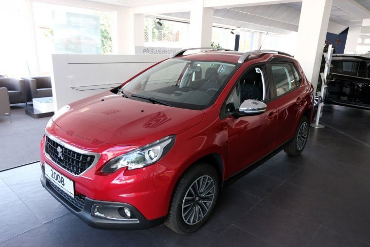 Peugeot 2008, ACTIVE 1.2 PureTech 110 S&amp;, barva červená