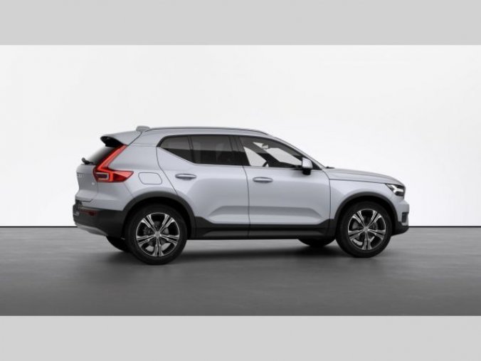 Volvo XC40, T5 FWD RECHARGE 1.5L 180 HP IN, barva stříbrná