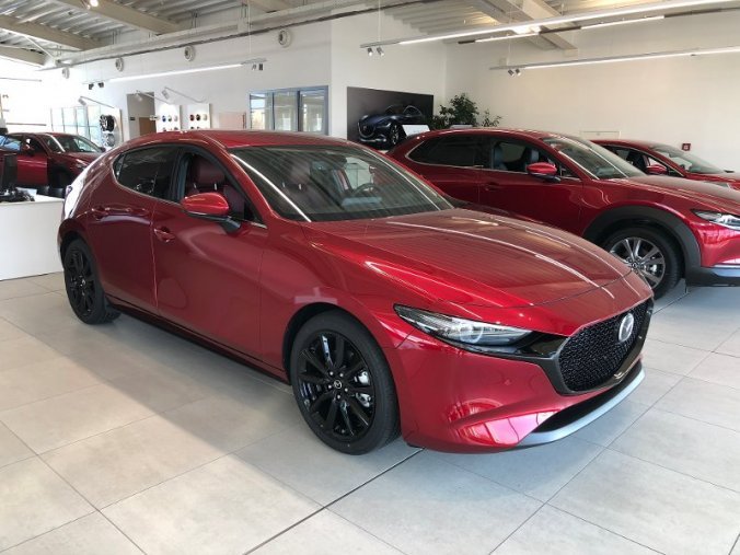 Mazda 3, Skyactiv-X180, barva červená