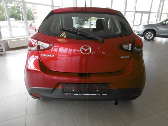 Mazda 2, 1,5i 90koní, barva červená