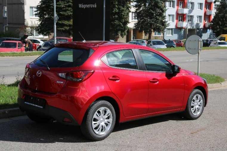 Mazda 2, 1,5G 75k, barva červená