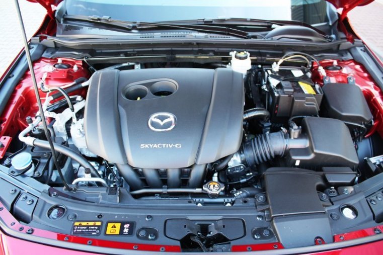 Mazda 3, SKYACTIV-X, barva červená