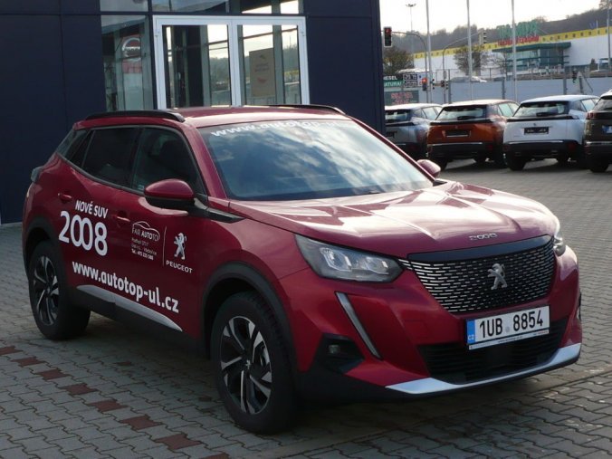 Peugeot 2008, ALLURE 1,2PureTech 130k MAN6 + VÝHŘEV + BEZDRÁT. DOBÍJENÍ TELEFONU, barva červená