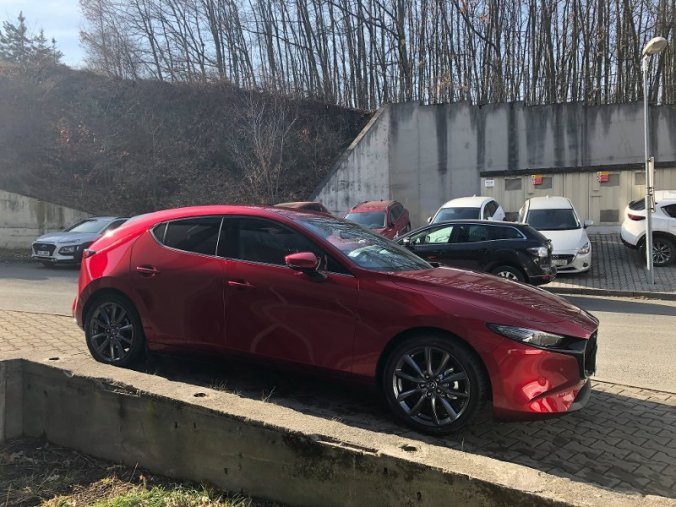 Mazda 3, 2.0i G 122K, barva červená