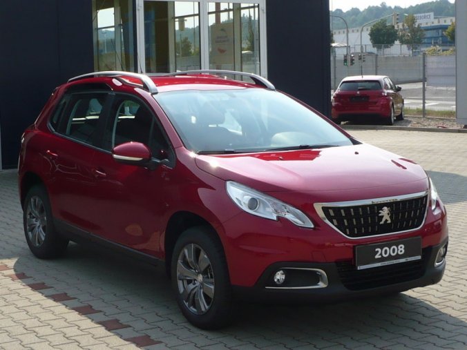 Peugeot 2008, ACTIVE 1,2PureTech 130k MAN6 + GRIP + SENZORY + VÝHŘEV + AUTO AC, barva červená