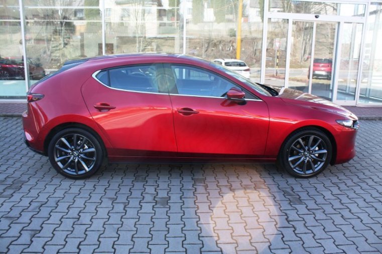 Mazda 3, SKYACTIV-G, barva červená