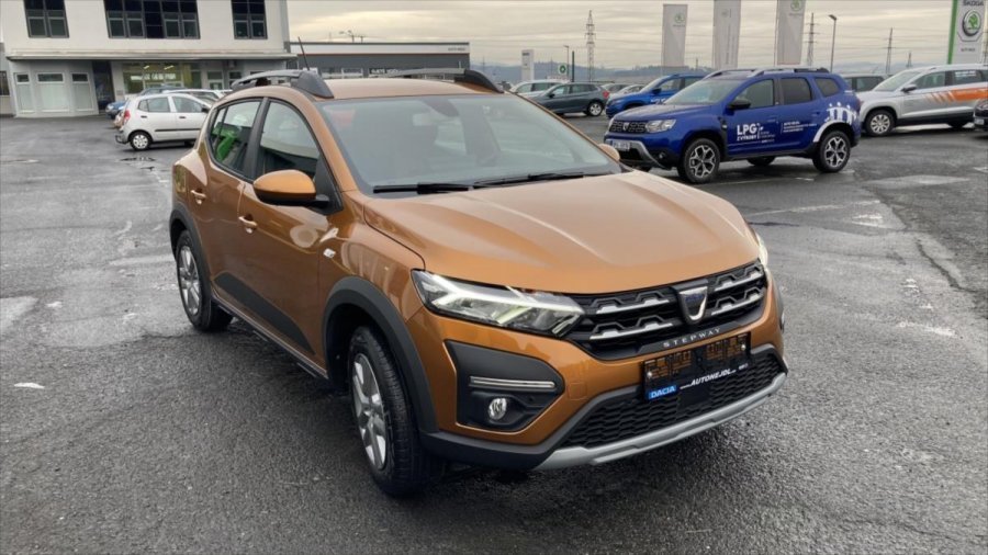 Dacia Sandero, Stepway Comfort TCe 90 SKLADEM, barva oranžová