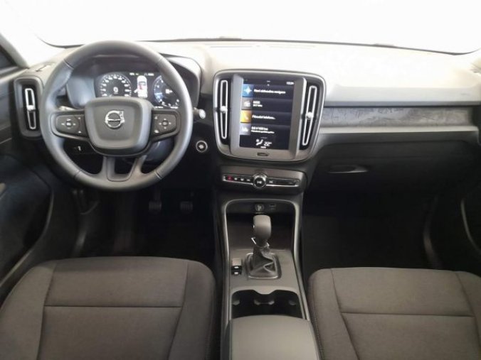 Volvo XC40, T2 1.5L 129 HP MOMENTUM CORE M, barva černá