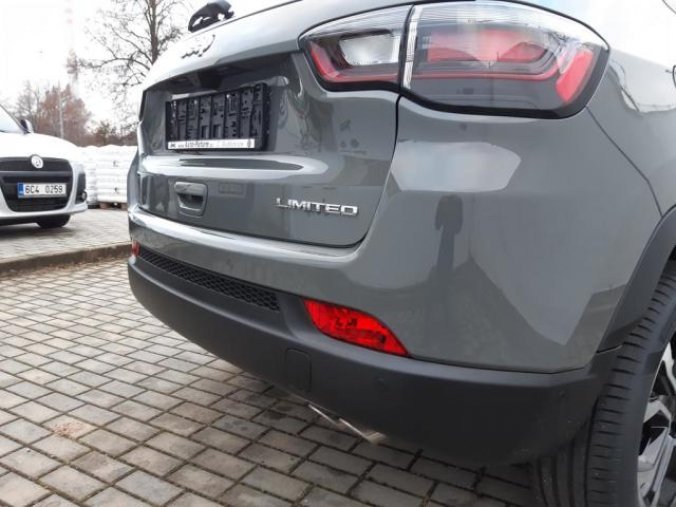 Jeep Compass, 1.3 150 PS LIMITED 4x2 AUTOMAT, barva šedá