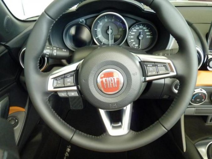 Fiat 124 Spider, 1.4 140k MT Lusso, barva bílá