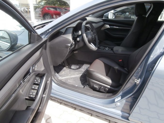 Mazda 3, Skyactiv G122, barva modrá