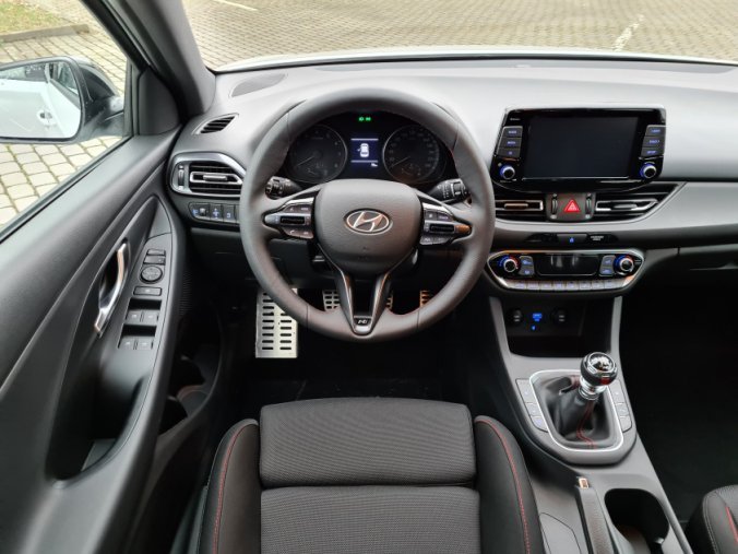 Hyundai i30, 1,5 T-GDI 117 kW iMT MHEV, barva bílá