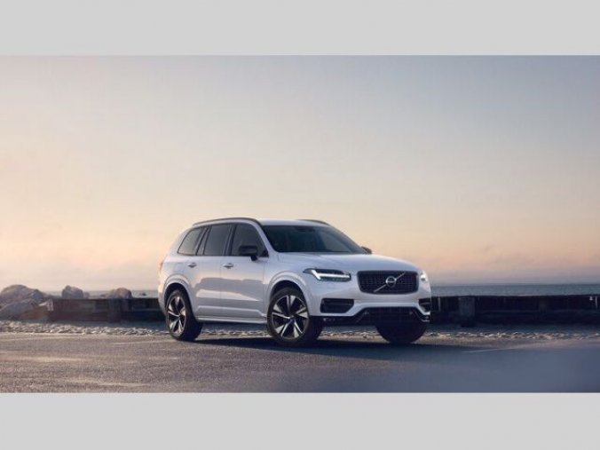 Volvo XC90, B5 2.0L 235 HP R-DESIGN AT8 AW, barva bílá