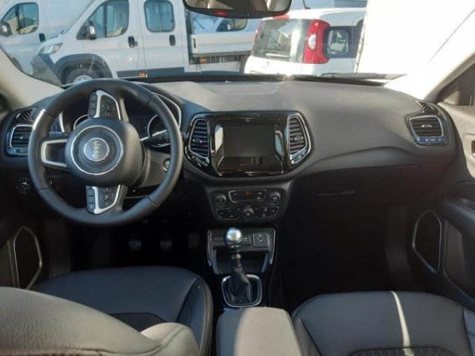 Jeep Compass, 1.3 130 PS NIGHT EAGLE skladem, barva stříbrná