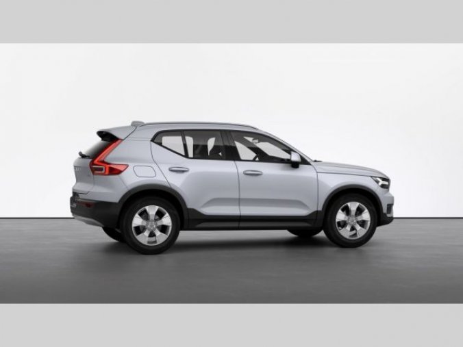 Volvo XC40, T3 1.5L 163 HP MOMENTUM PRO AT, barva stříbrná