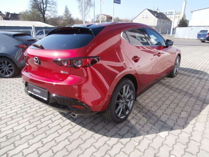 Mazda 3, Skyactiv G122, barva červená