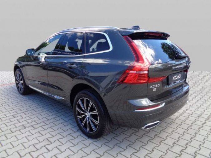 Volvo XC40, T2 1.5L 129 HP AT8 FWD CORE, barva červená