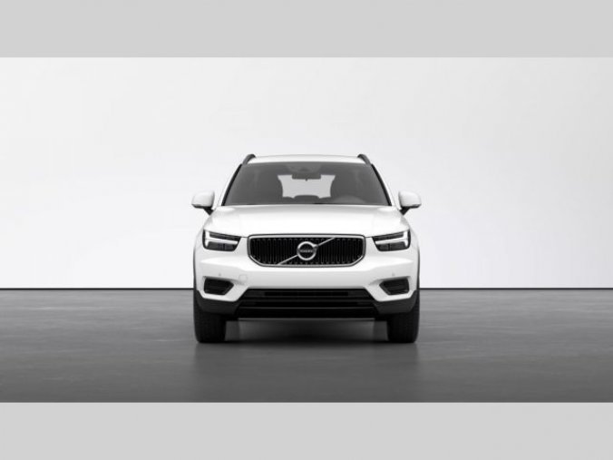 Volvo XC40, T3 1.5L 163 HP MOMENTUM CORE A, barva bílá