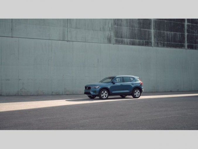 Volvo XC40, B3 2.0L 163 HP AT7 FWD CORE, barva modrá