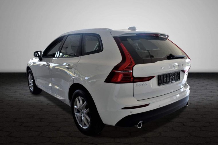 Volvo XC60, T5 2.0L 250 HP MOMENTUM AT8 AWD, barva bílá