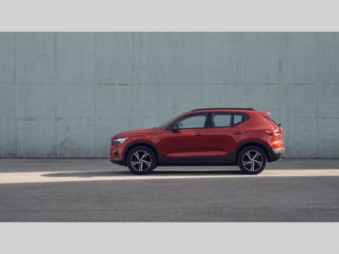 Volvo XC40, B4 2.0L 197+14 HP AT7 AWD PLUS, barva červená