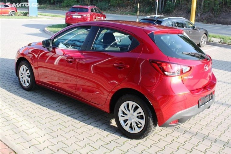 Mazda 2, 1,5i, barva červená