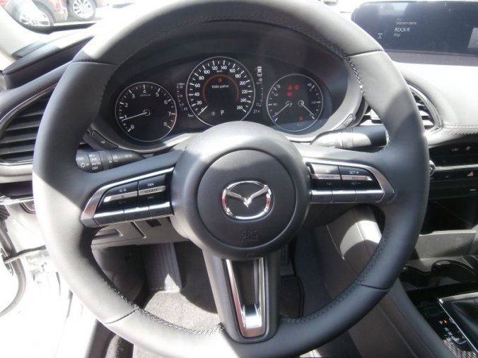 Mazda 3, Skyactiv G122, barva bílá