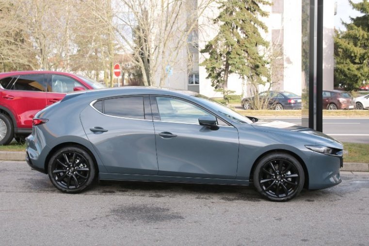 Mazda 3, 2,0 Skyactiv-X180k, barva šedá