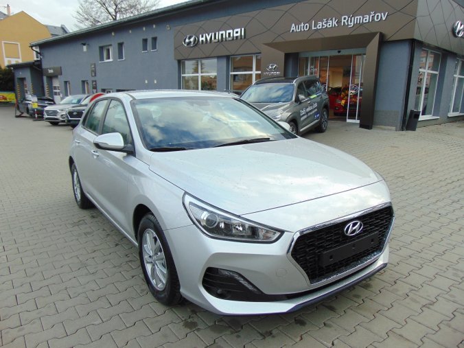 Hyundai i30, 1,4i 73 kW (95 NAT) 6 st. man, barva stříbrná